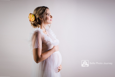 Maternity romantic photo - white lace dress